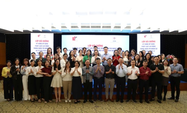 Bế giảng Lớp bồi dưỡng kỹ năng áp dụng pháp luật lao động trong quản trị nhân sự và tư vấn pháp lý trong tổ chức, quản lý, điều hành doanh nghiệp nhà nước